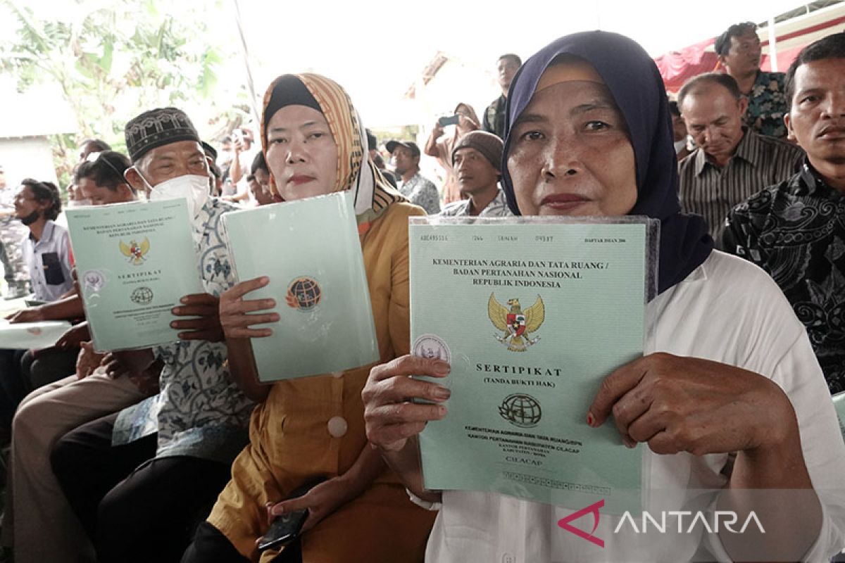 Menteri ATR/BPN serahkan 288 sertifikat redistribusi tanah di  Cilacap