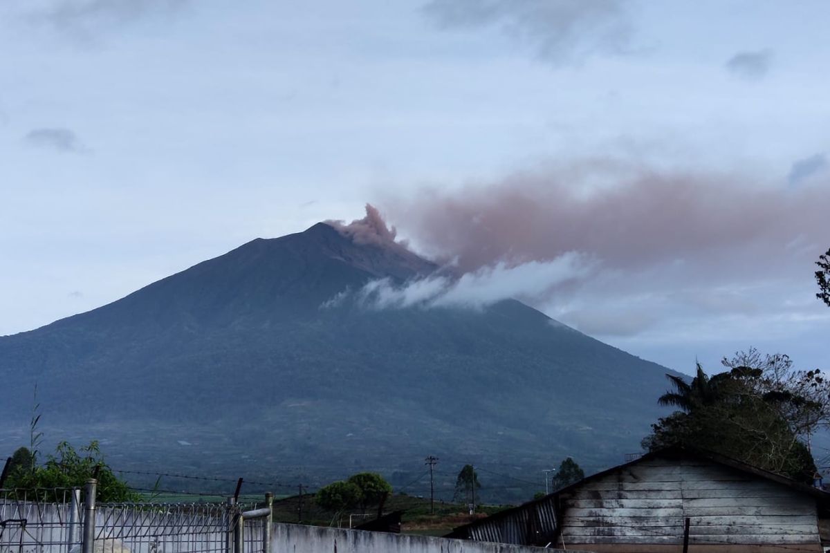 Erupsi Gunung Kerinci berdurasi hingga satu jam lebih