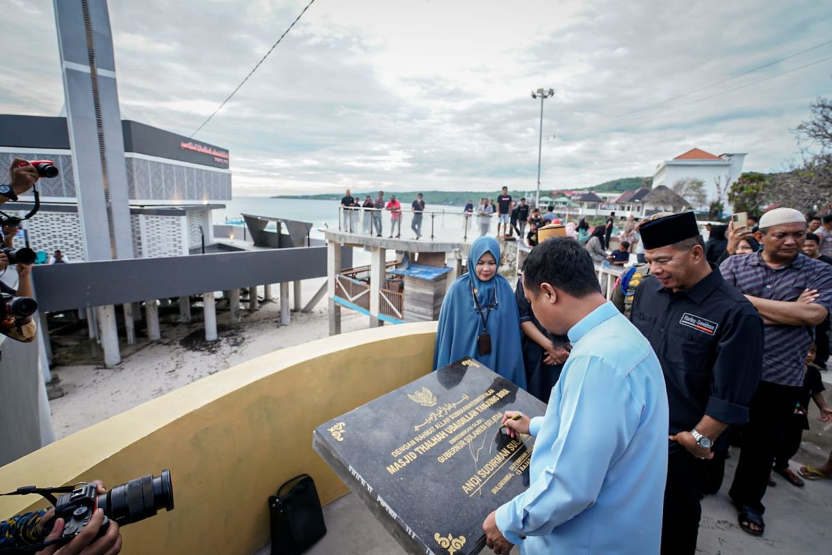 Gubernur Sulsel sebut Masjid terapung Thalhah Ubaidah ikon baru Bulukumba