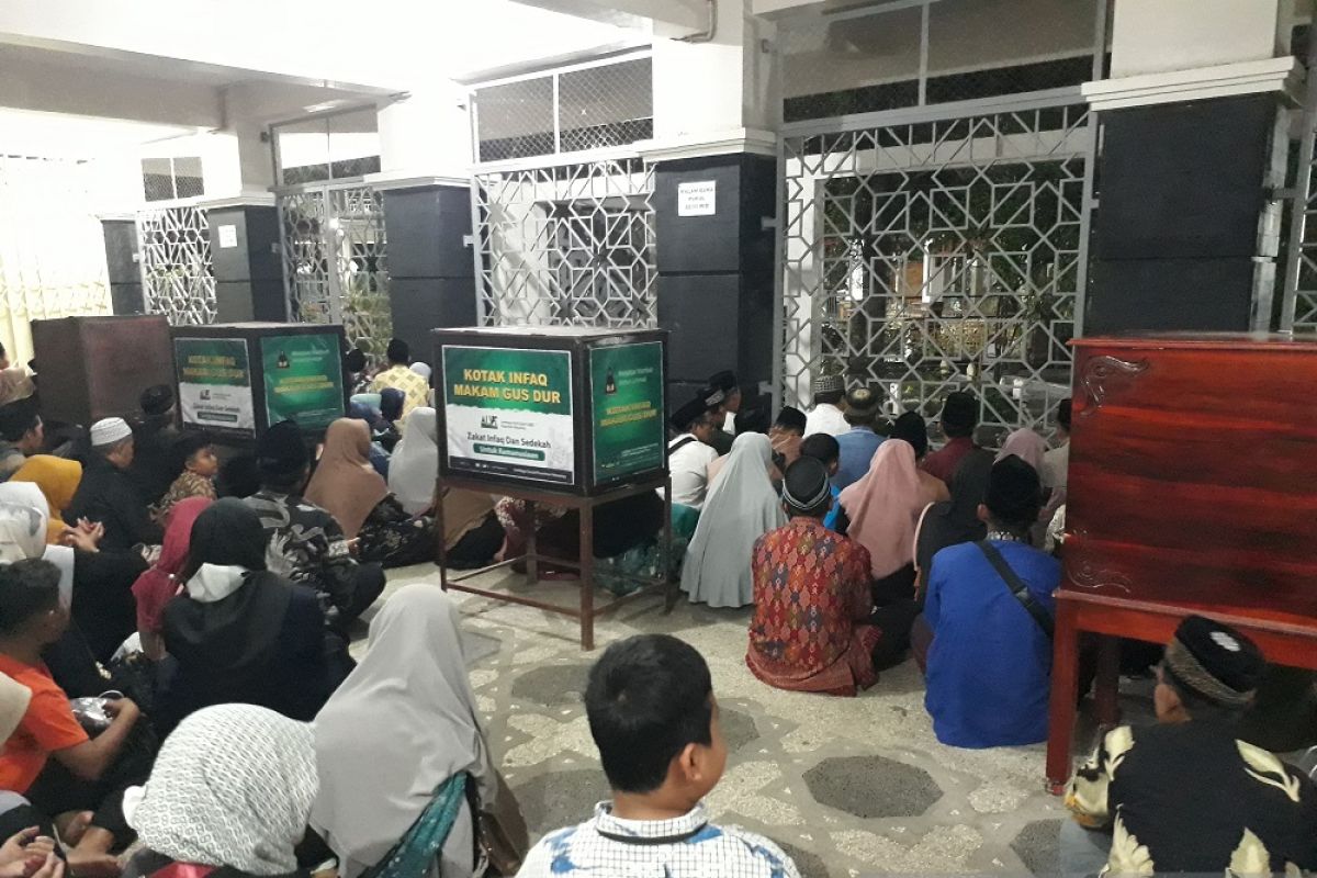 Ribuan peziarah padati makam pendiri NU K.H. Hasyim Asy'ari di Pondok Pesantren Tebuireng