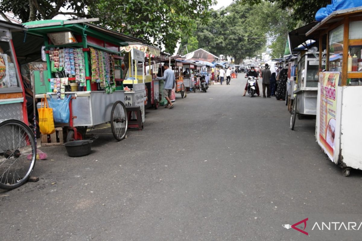 Puluhan pedagang Lapangan Cindua Mato Batusangkar mulai tempati lokasi baru