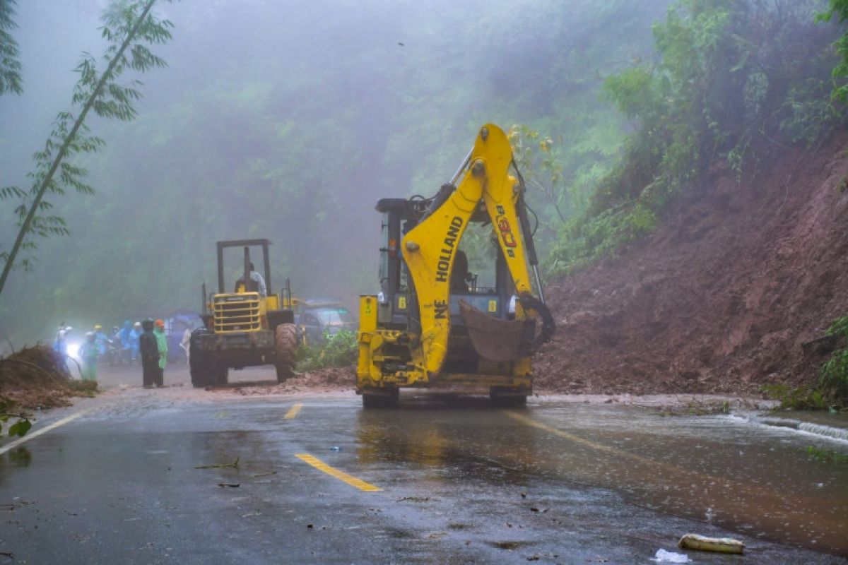 Ruas jalan Ruteng-Reo  tertutup tanah longsor