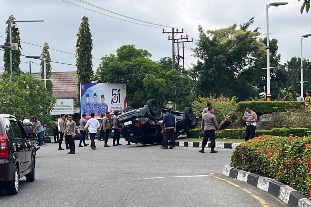 Kurang konsentrasi, mobil dikendarai dokter terbalik usai tabrak Tugu Keris Pekanbaru