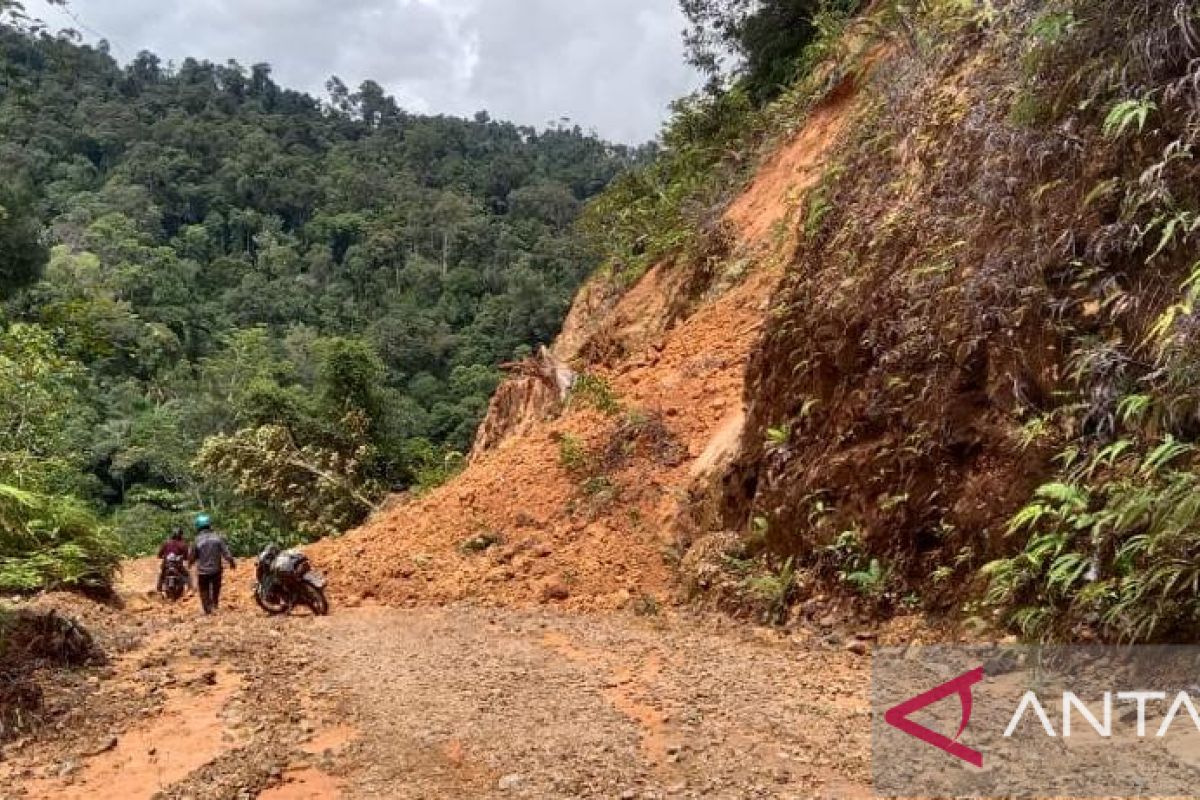 Ruas jalan ke pedalaman Malinau putus total akibat longsor