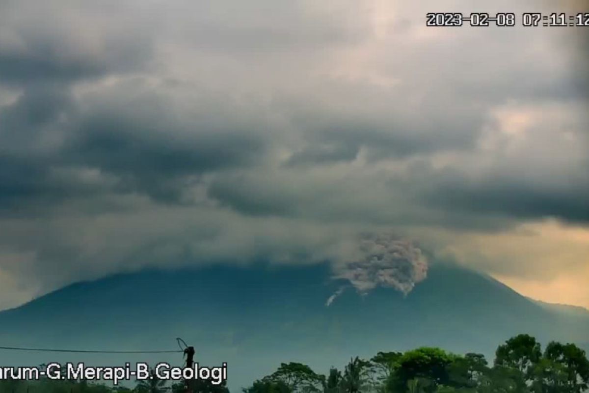 Merapi meluncurkan awan panas guguran 1,5 km ke arah Kali Boyong