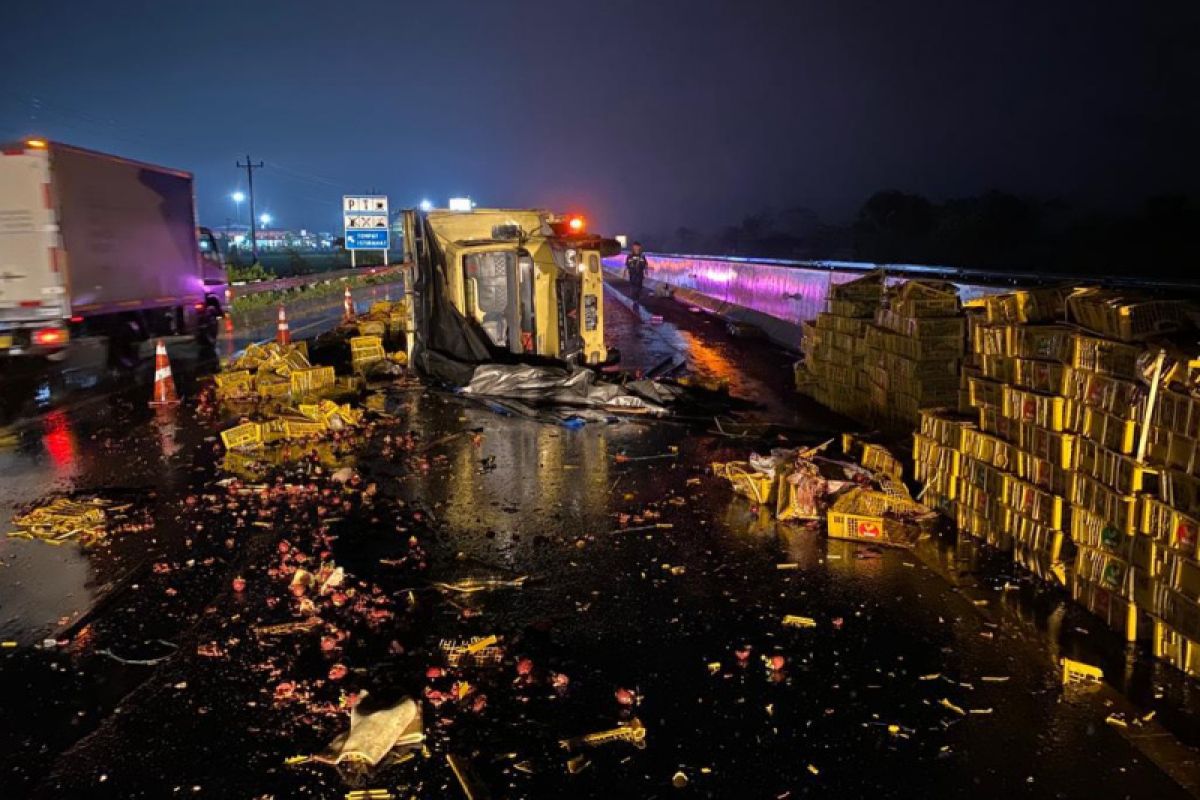 Satu tewas setelah truk tabrak truk di Tol  Batang-Pemalang