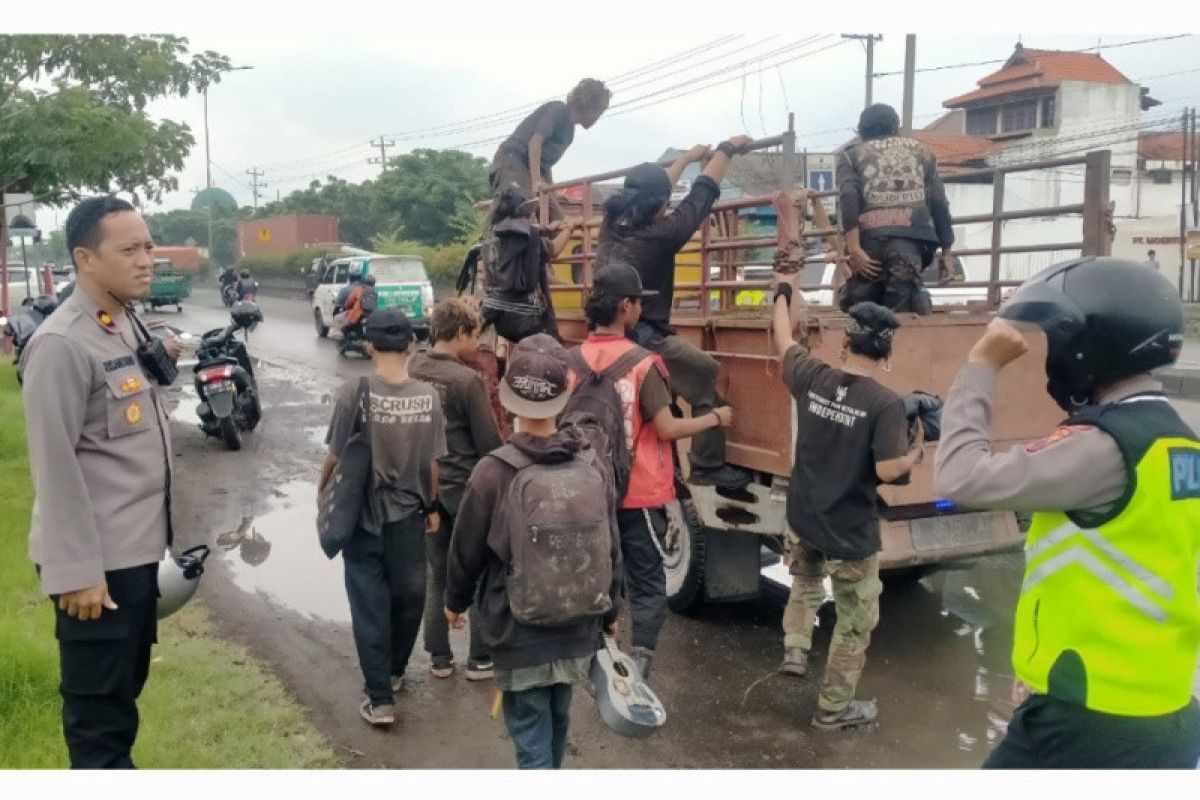 Polisi hadang suporter  Persebaya tetap datang ke Semarang