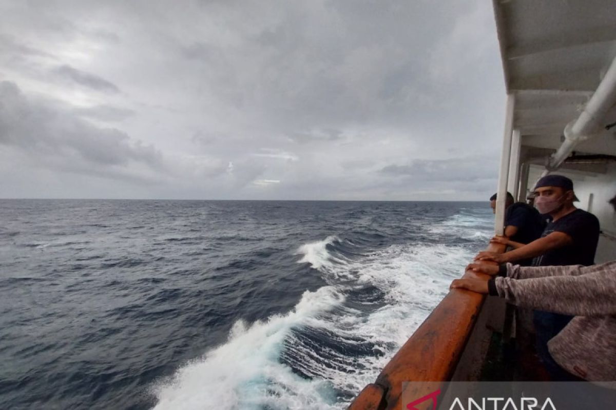 Gelombang 3,5 meter berpeluang landa laut NTT