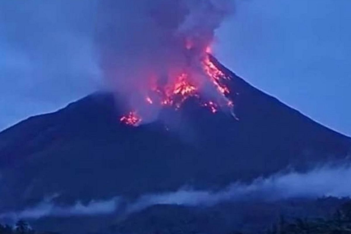 Gunung Karangetang luncuran lava pijar capai 1.500 meter