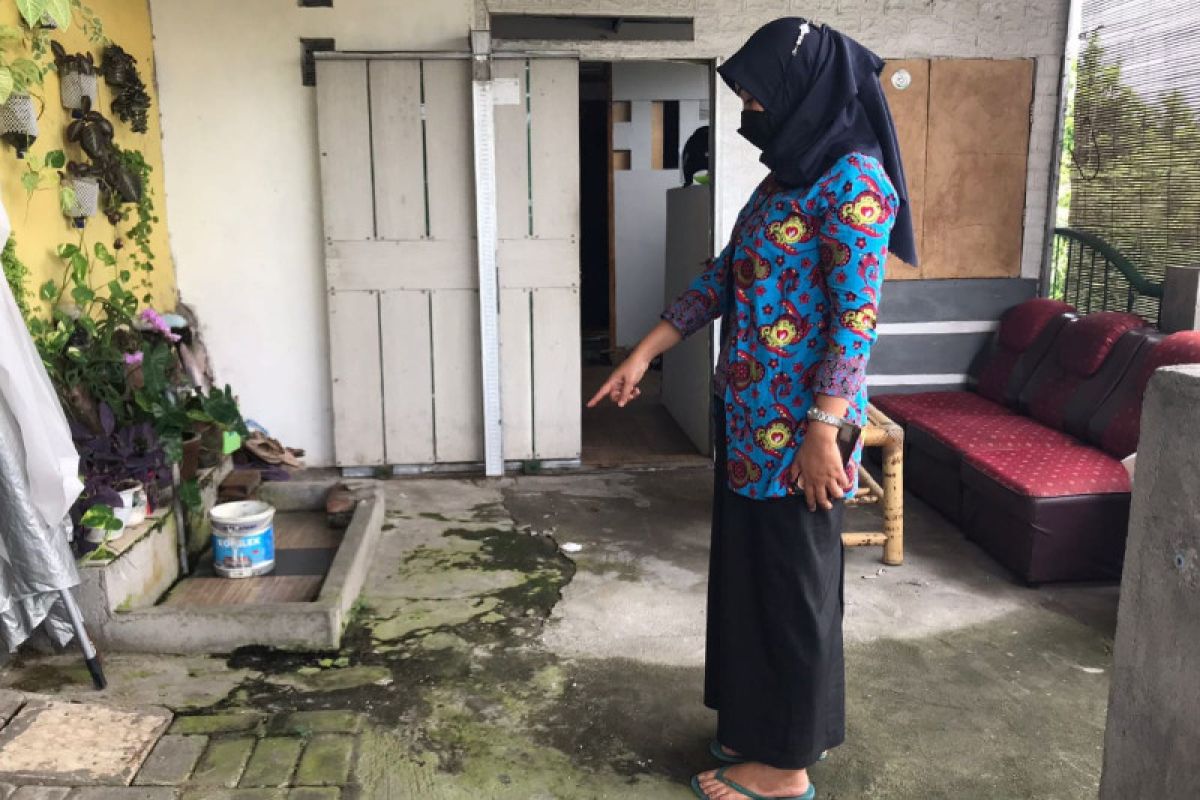 Parkir di garasi rumah, sepeda motor seorang perawat asal Dasan Agung raib digondol maling