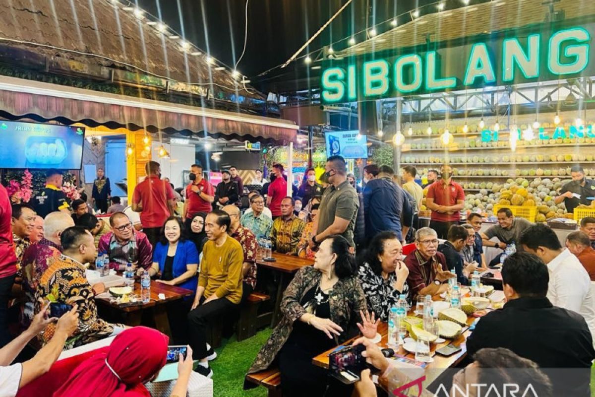 Presiden Jokowi makan durian bersama para pemred