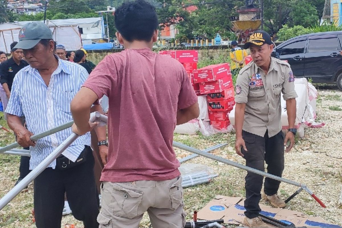 Warga Kota Jayapura tidur di tenda menghindari dampak gempa susulan