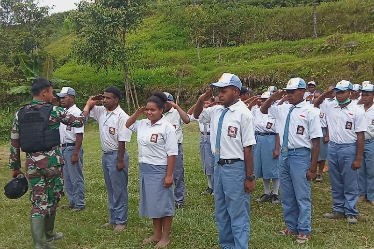 Babinsa Koramil Okbibab beri pelatihan PBB bagi siswa SMAN 1