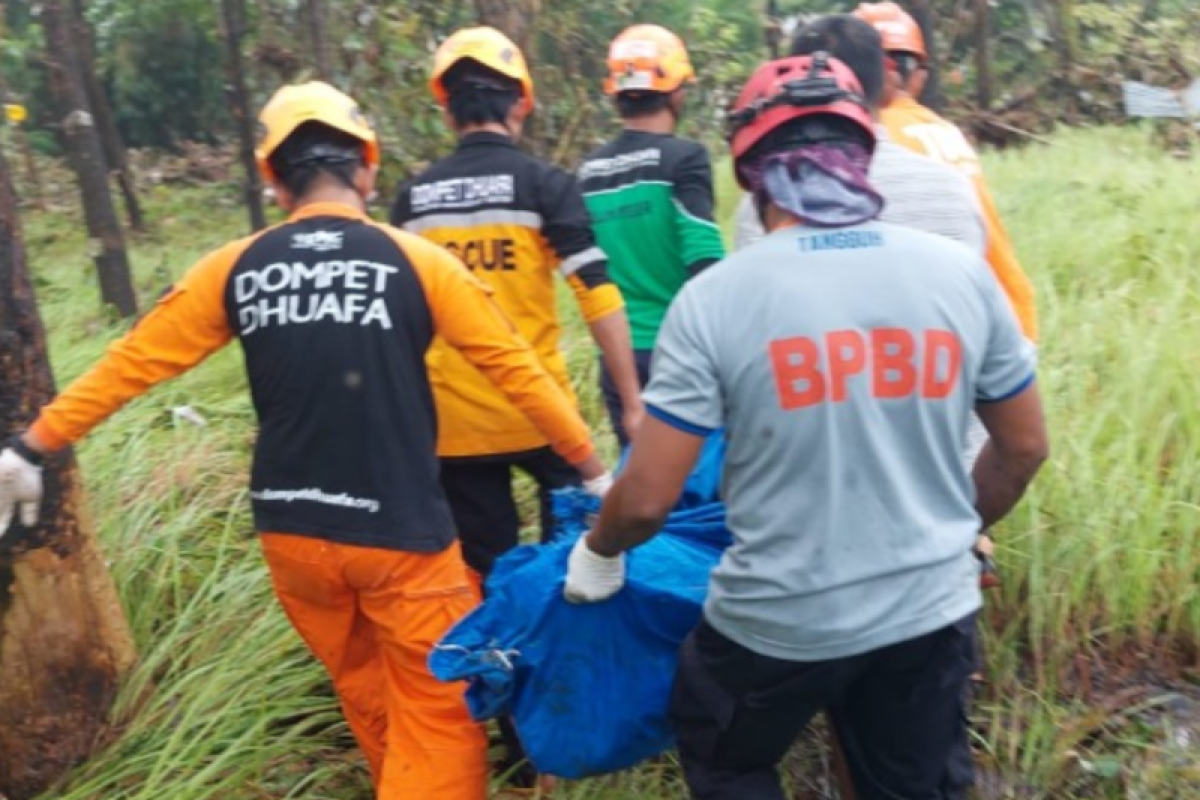 Tim DMC Dompet Dhuafa bantu evakuasi korban tanah longsor  di Kota Parepare