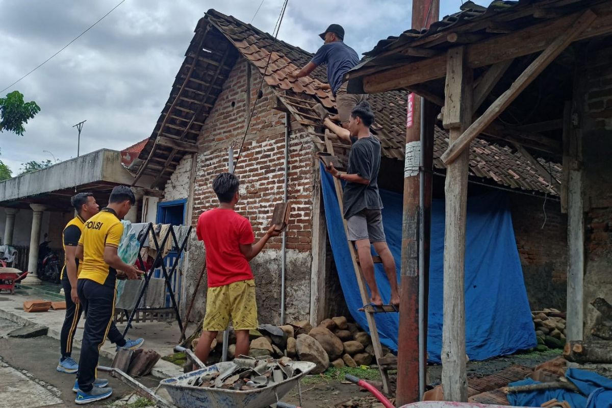 Angin puting beliung rusak puluhan rumah di Madiun