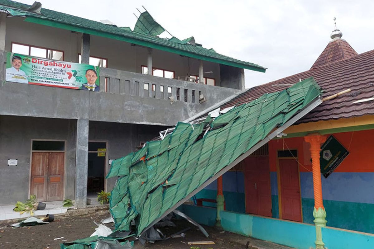 Ratusan bangunan rusak akibat puting beliung di Cilacap