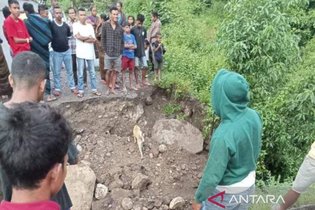 BPBD Ende imbau camat pantau lokasi rawan bencana