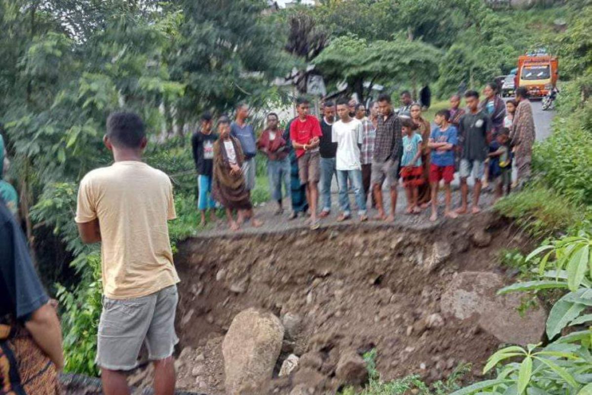 Jalur utara Pulau Flores di Ende terputus akibat longsor