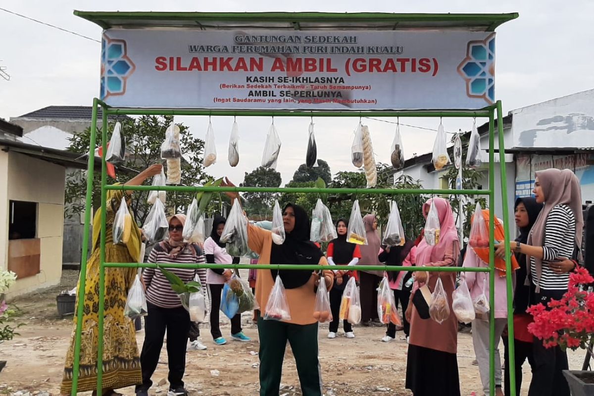 Warga Puri Indah Kualu saling bantu dengan "Gantungan Sedekah"