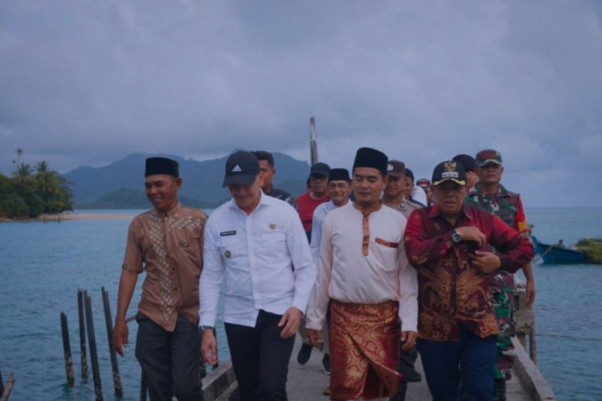 Wabup Natuna imbau warga jaga kebersihan laut