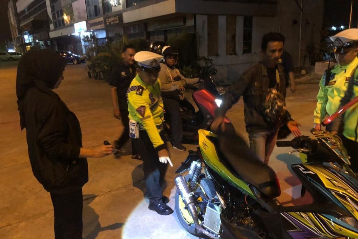 Polisi tertibkan puluhan sepeda motor dengan knalpot bising di Batam