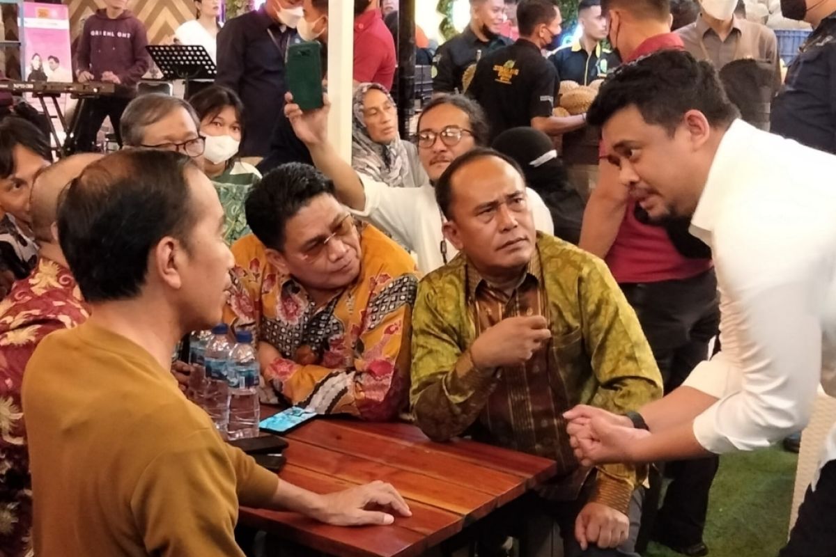 Catatan: M. Syahrir- Diskusi ringan sambil makan durian bersama Presiden Jokowi