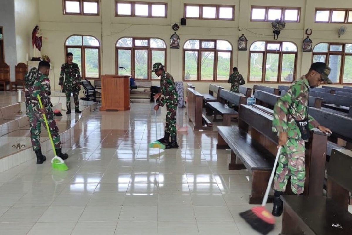 Kodim 1715 Yahukimo kerahkan prajurit bersihkan Gereja Santo Yosep