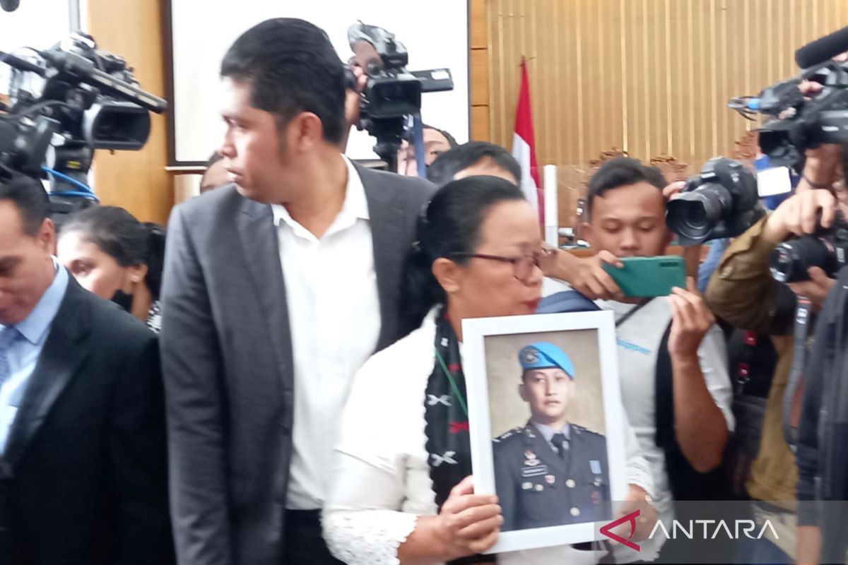 Ibunda Brigadir J bawa foto anaknya ke ruang sidang vonis Ferdy Sambo