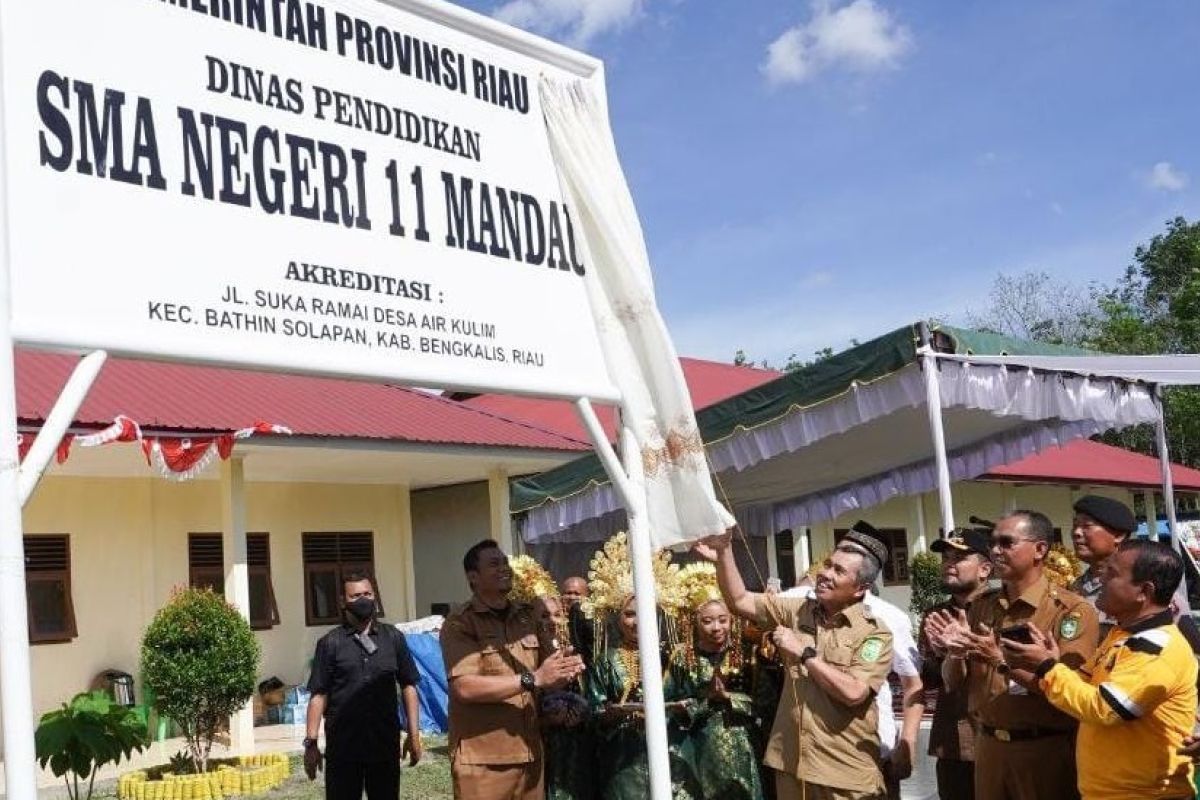 Resmikan SMAN 11 Mandau, Gubri : Jangan kalah dengan di kota