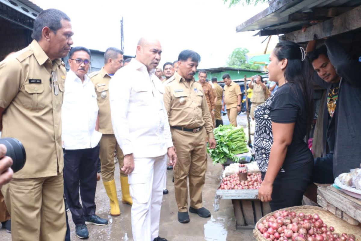 Gubernur Laiskodat pantau harga bahan pokok di pasar Kasih