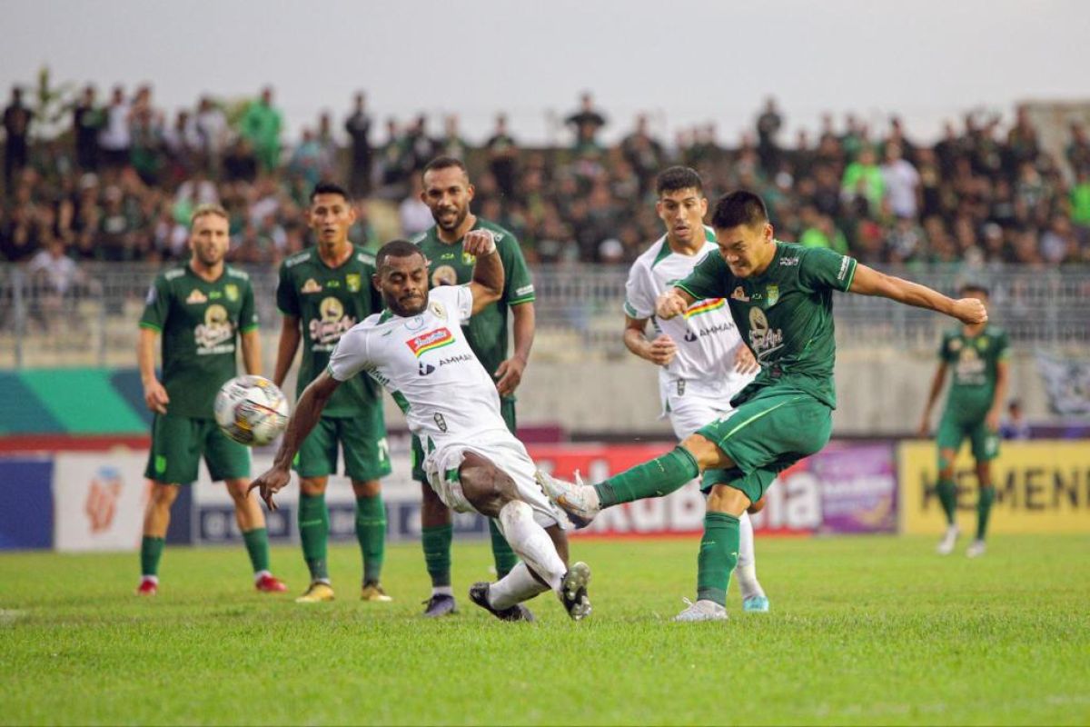 Persebaya pertahankan 6 kali kemenangan beruntun: lumat PSS Sleman 4-2