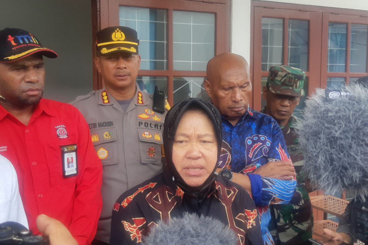 Mensos Risma beri santunan Rp15 juta bagi ahli waris korban gempa Jayapura