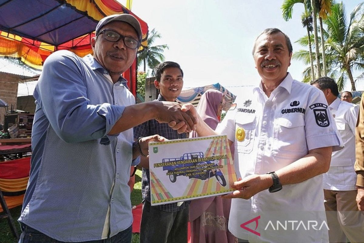 Panen raya bersama ribuan warga Kuansing, Gubernur Syamsuar serahkan bantuan