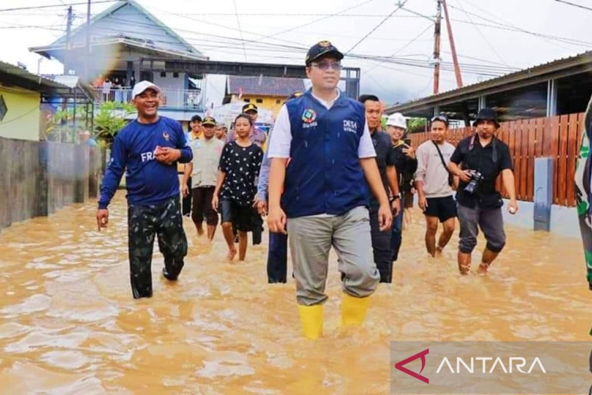 Gubernur NTB menyalurkan bantuan untuk korban banjir di Sumbawa Barat