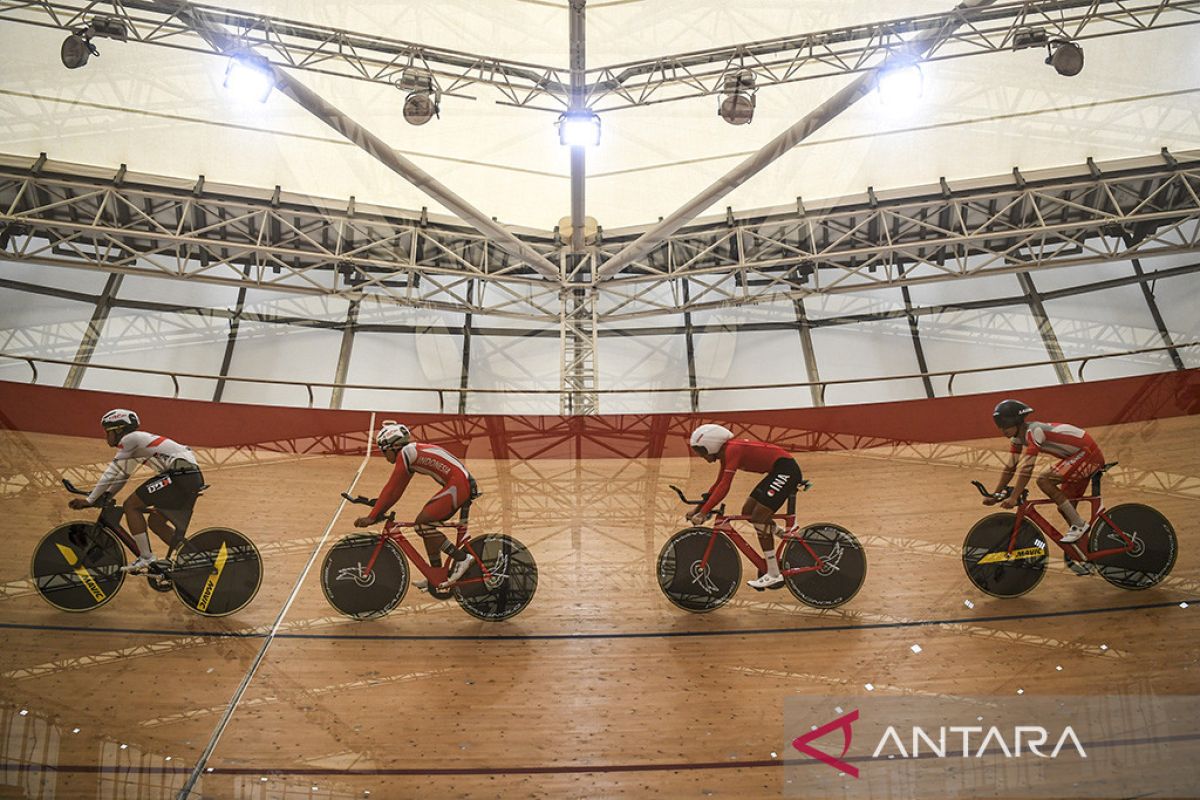 The Canadian cycling team became the first foreign team to try out the Jakarta International Velodrome