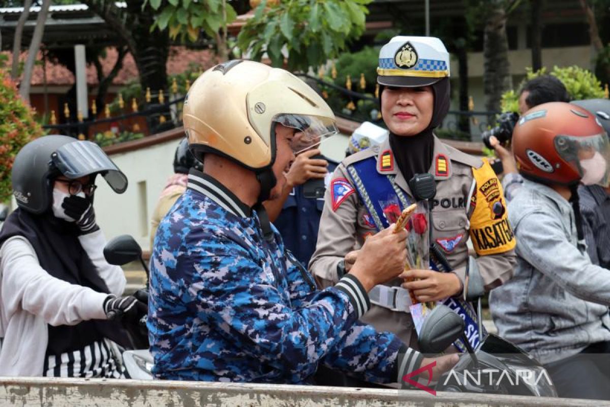 Polres Sukoharjo bagikan coklat dan bunga ke pengendara yang tertib