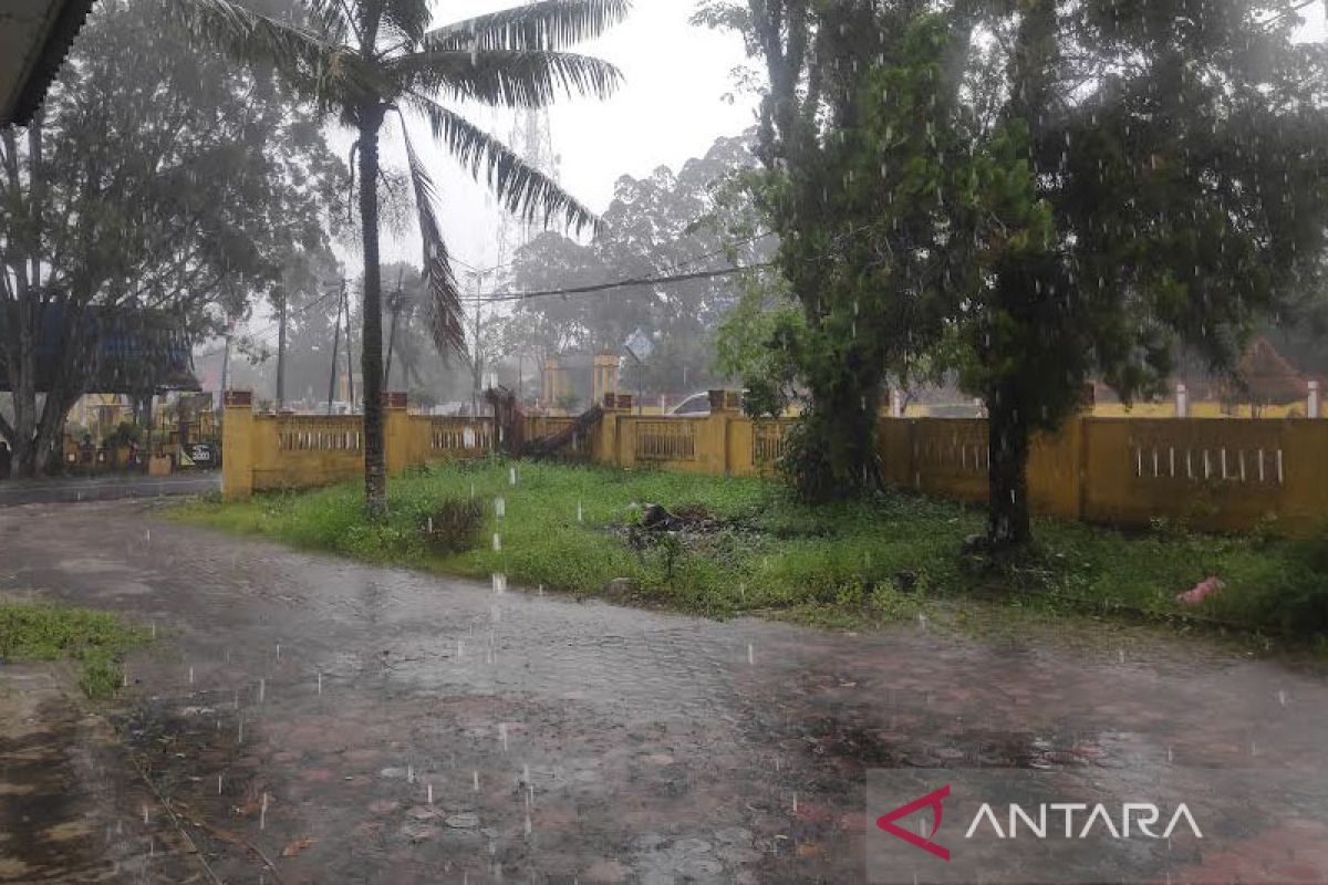 Warga Kobar diminta waspadai angin kencang diiringi hujan sepekan  ke depan