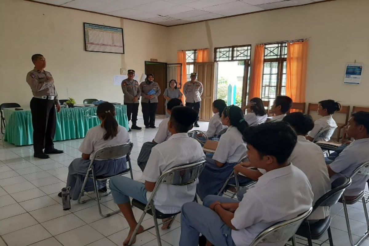 Pelajar di Palangka Raya diberikan ilmu taat berlalu lintas