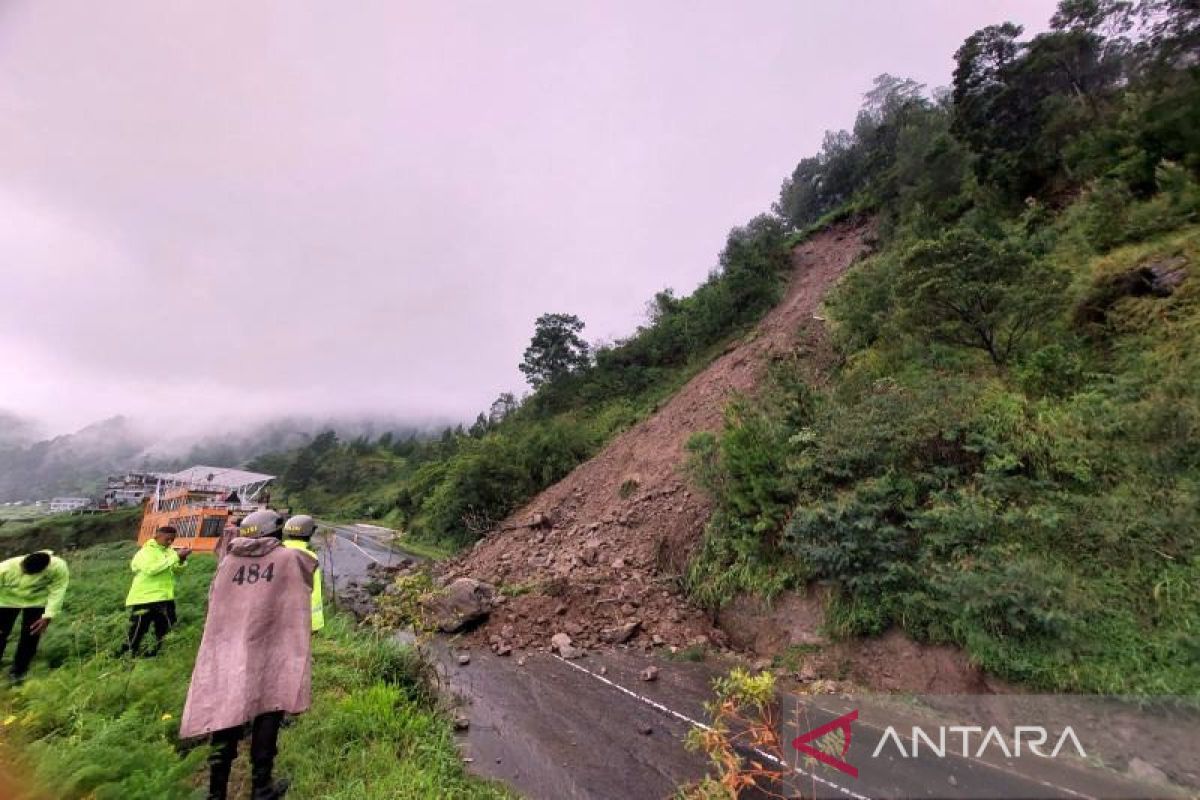 Longsor di Tawangmangu Karanganyar tutup akses jalan