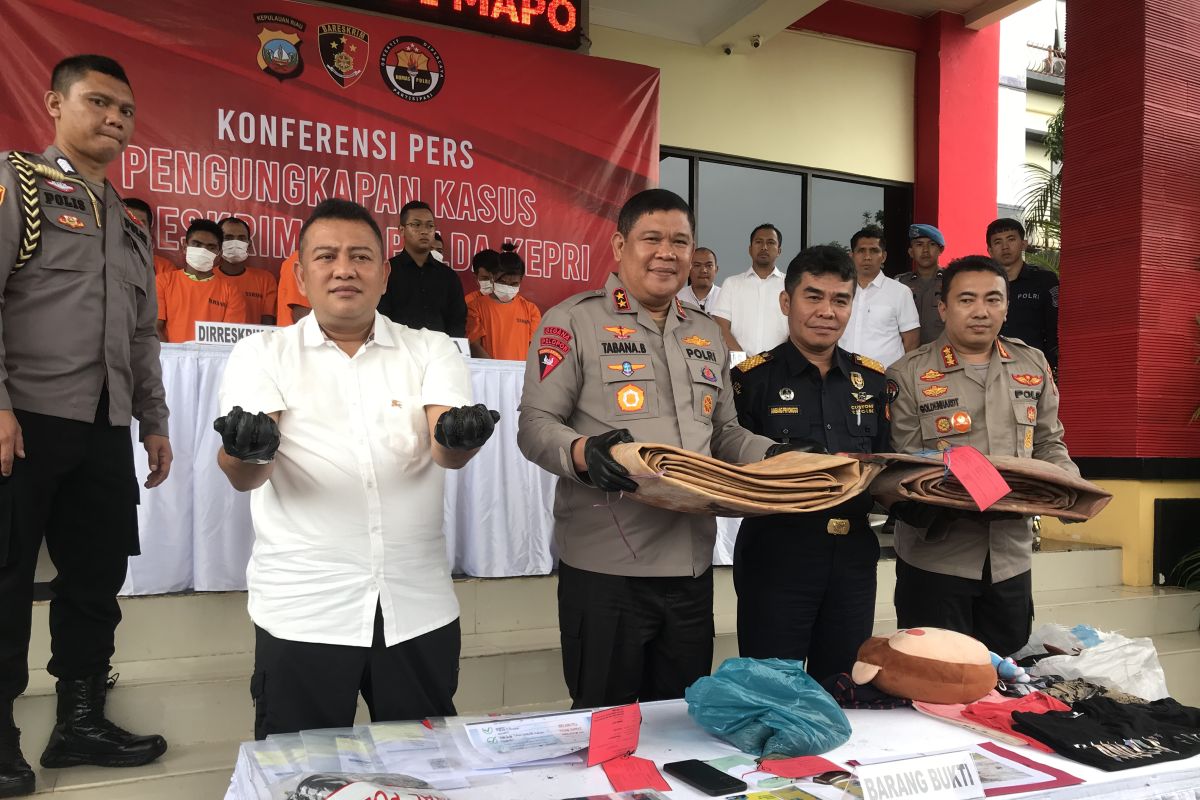 Polda Kepri tangkap lima tersangka tambang pasir timah ilegal