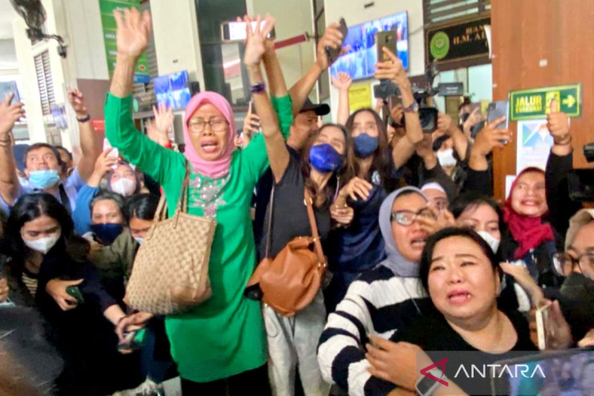 Polisi tembak polisi: Pendukung menangis usai majelis hakim vonis Bharada E 1 tahun 6 bulan