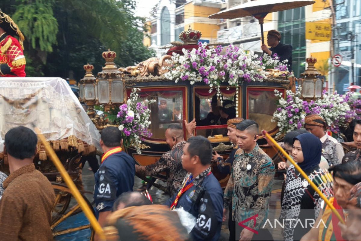 Kirab agung Keraton Surakarta berlangsung  di tengah hujan