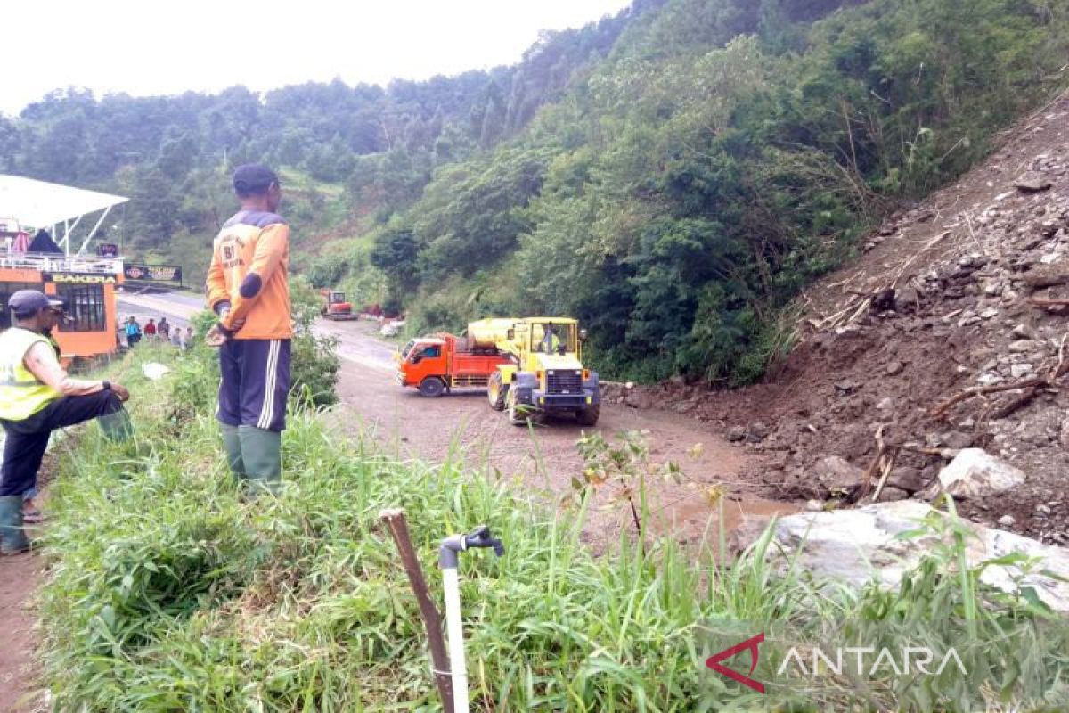 Akses jalan lokasi longsor Tawangmangu masih ditutup