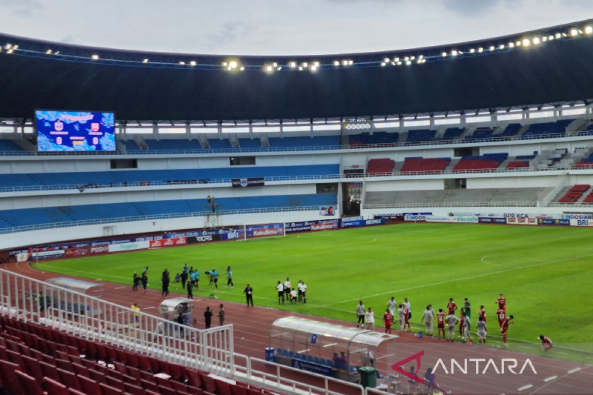 Ricuh suporter di luar Jatidiri, laga PSIS lawan Persis sempat dihentikan