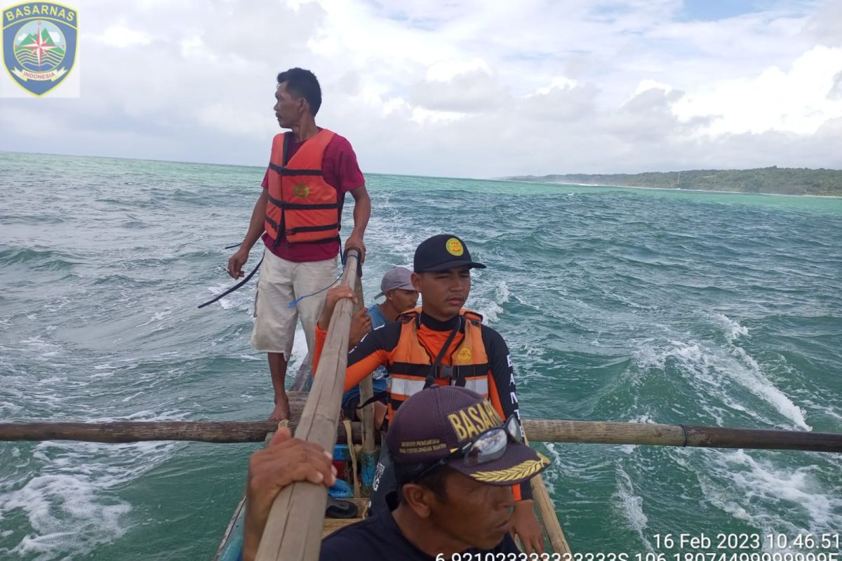 Tim SAR gabungan sisir wisatawan terseret ombak di Pantai Anyer