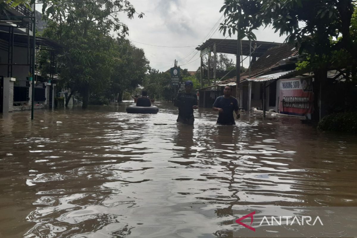 Bengawan Solo meluap, 4.000 warga Sukoharjo mengungsi