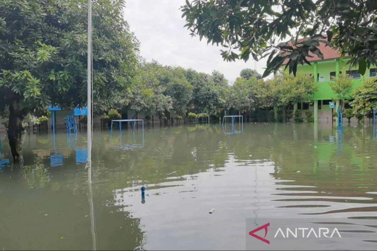 Sejumlah sekolah jadi tempat pengungsian warga korban banjir  Solo