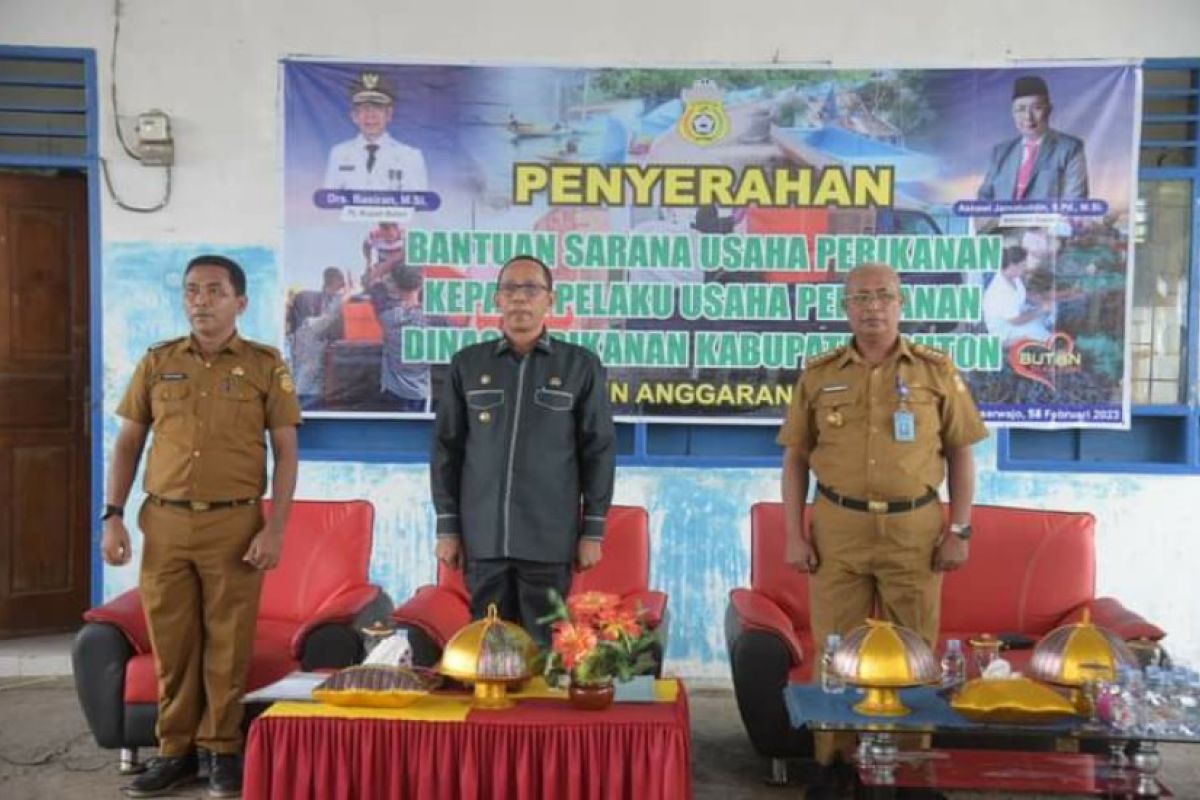 Pemkab Buton berikan bantuan usaha perikanan kepada nelayan