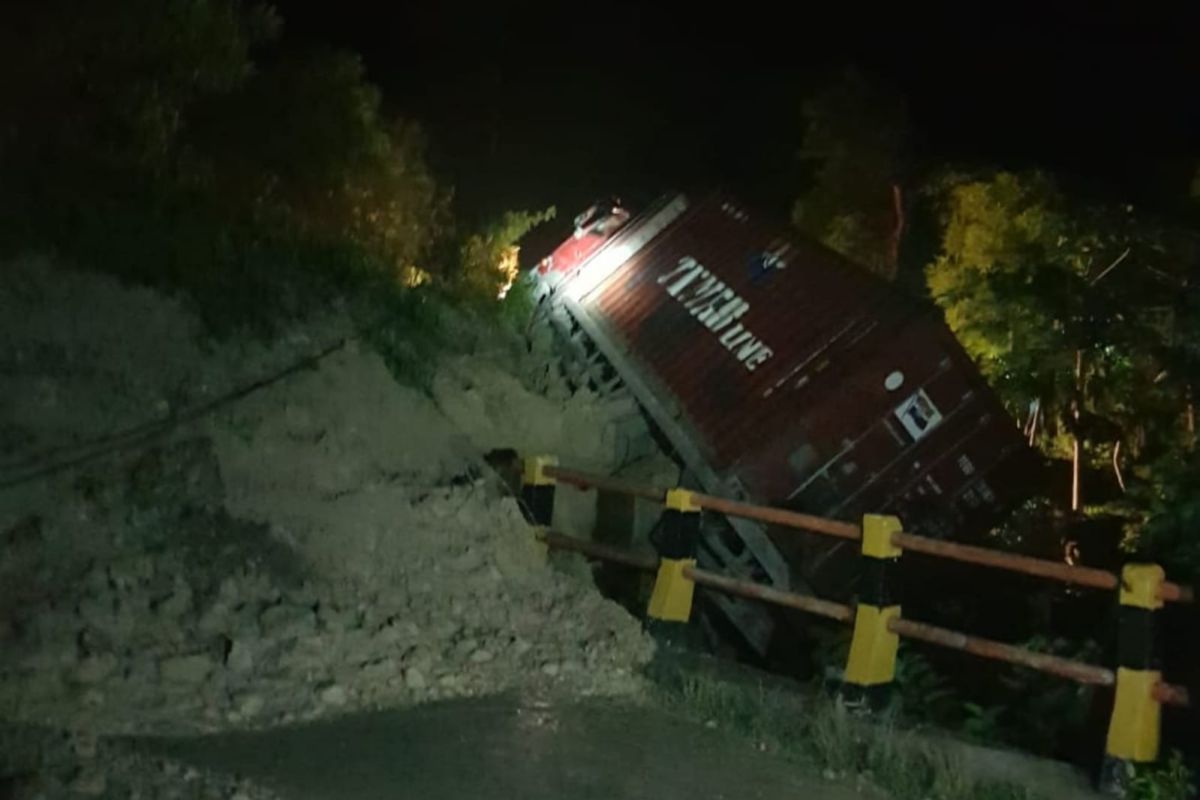 Akses jalan Trans Timor terputus akibat tanah longsor