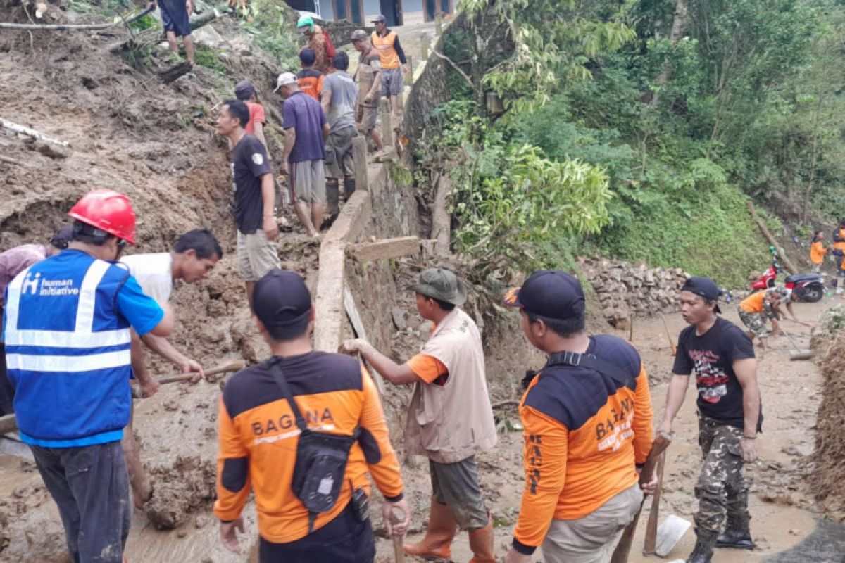 Tanah longsor di Kudus, tutup akses jalan desa